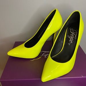 Fergie - “Protest” fluorescent yellow 4” heels - size 5.5 - like new w/box
